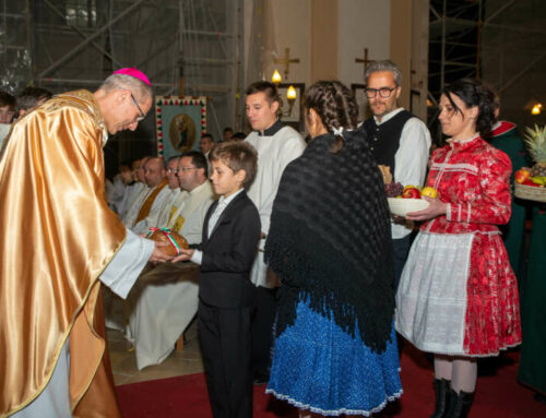 Imára kulcsolt kezek kérték a magyar püspököt a Felvidéken